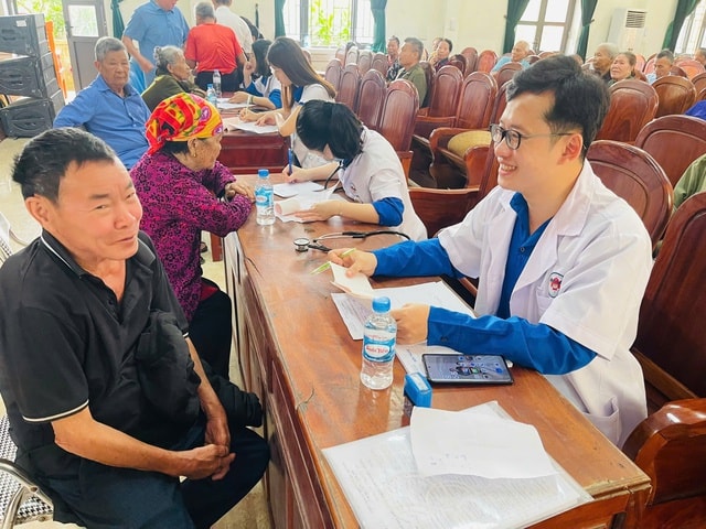 Nam bác sĩ trẻ vừa cầm dao mổ, vừa 'giữ lửa' phong trào ở tuyến cơ sở- Ảnh 4.