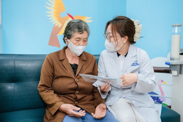 Chuỗi chương trình tiêm phòng cúm miễn phí quy mô tại miền Trung: Hàng ngàn liều vắc xin từ vì sức khỏe cộng đồng - Ảnh 1. Chuỗi chương trình tiêm phòng cúm miễn phí quy mô tại miền Trung: Hàng ngàn liều vắc xin từ vì sức khỏe cộng đồng - Ảnh 1.