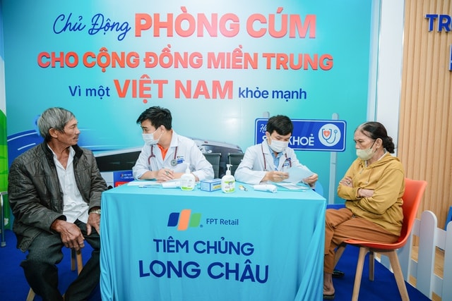 Chuỗi chương trình tiêm phòng cúm miễn phí quy mô tại miền Trung: Hàng ngàn liều vắc xin từ vì sức khỏe cộng đồng - Ảnh 2. Chuỗi chương trình tiêm phòng cúm miễn phí quy mô tại miền Trung: Hàng ngàn liều vắc xin từ vì sức khỏe cộng đồng - Ảnh 2.