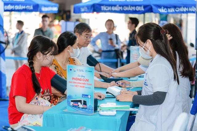 Chuỗi chương trình tiêm phòng cúm miễn phí quy mô tại miền Trung: Hàng ngàn liều vắc xin từ vì sức khỏe cộng đồng - Ảnh 4. Chuỗi chương trình tiêm phòng cúm miễn phí quy mô tại miền Trung: Hàng ngàn liều vắc xin từ vì sức khỏe cộng đồng - Ảnh 4.