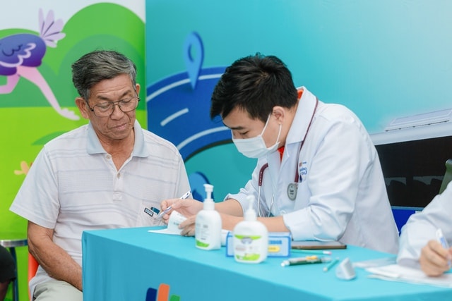 Chuỗi chương trình tiêm phòng cúm miễn phí quy mô tại miền Trung: Hàng ngàn liều vắc xin từ vì sức khỏe cộng đồng - Ảnh 5. Chuỗi chương trình tiêm phòng cúm miễn phí quy mô tại miền Trung: Hàng ngàn liều vắc xin từ vì sức khỏe cộng đồng - Ảnh 5.