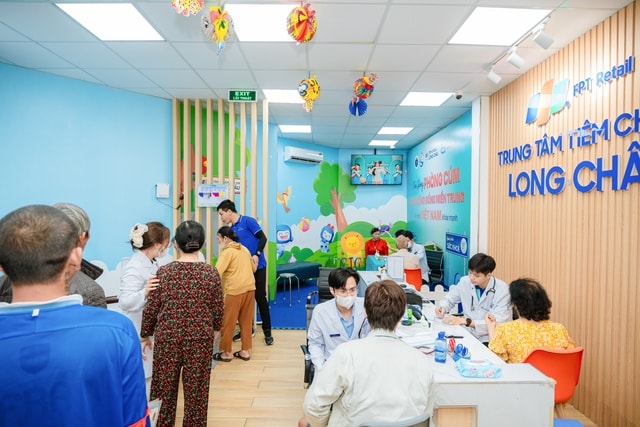 Chuỗi chương trình tiêm phòng cúm miễn phí quy mô tại miền Trung: Hàng ngàn liều vắc xin từ vì sức khỏe cộng đồng - Ảnh 6. Chuỗi chương trình tiêm phòng cúm miễn phí quy mô tại miền Trung: Hàng ngàn liều vắc xin từ vì sức khỏe cộng đồng - Ảnh 6.