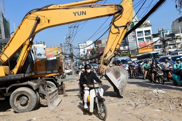 TPHCM: 15 phút, hơn 100 tài xế ‘leo’ xe máy lên vỉa hè- Ảnh 1.