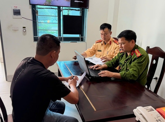 Vụ xe bán tải chắn đường gây xôn xao mạng xã hội: Tài xế bị lập biên bản vi phạm- Ảnh 1. Vụ xe bán tải chắn đường gây xôn xao mạng xã hội: Tài xế bị lập biên bản vi phạm- Ảnh 1.