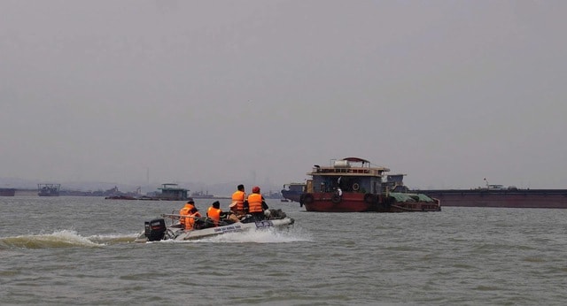 Vụ chìm tàu hút cát ở sông Hồng: Đã tìm thấy thi thể 1 nạn nhân- Ảnh 1. Vụ chìm tàu hút cát ở sông Hồng: Đã tìm thấy thi thể 1 nạn nhân- Ảnh 1.