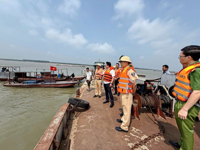 Vụ chìm tàu hút cát ở sông Hồng: Đã tìm thấy thi thể 1 nạn nhân- Ảnh 2. Vụ chìm tàu hút cát ở sông Hồng: Đã tìm thấy thi thể 1 nạn nhân- Ảnh 2.