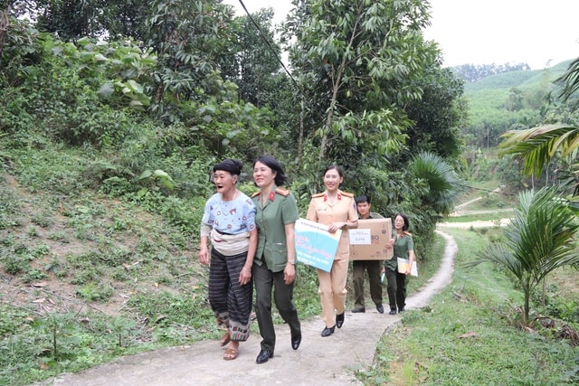 Viết tiếp ước mơ cho trẻ mồ côi nơi núi rừng xứ Thanh- Ảnh 1.