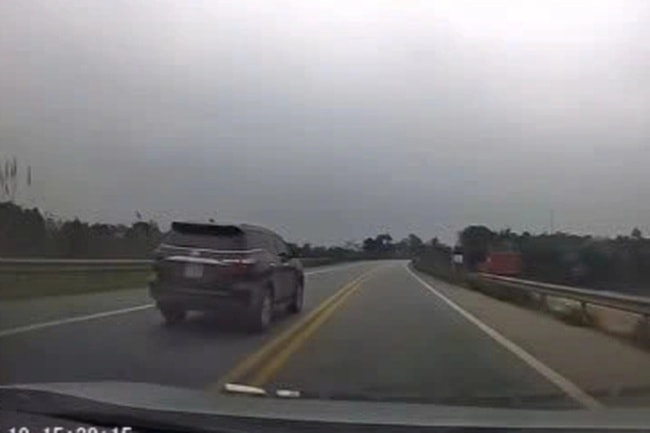 Phạt tài xế xe biển xanh vượt ẩu vào làn đường ngược chiều trên cao tốc- Ảnh 1.