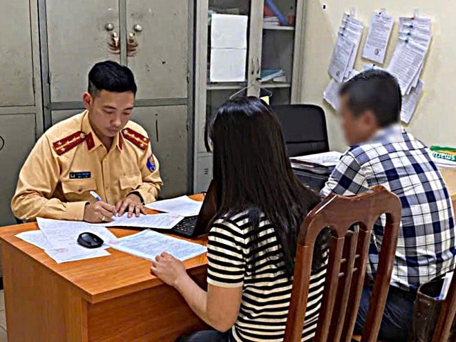 Bị đăng clip dùng điện thoại khi lái xe lên mạng, nữ tài xế nhận biên bản phạt sau 2 ngày- Ảnh 3.
