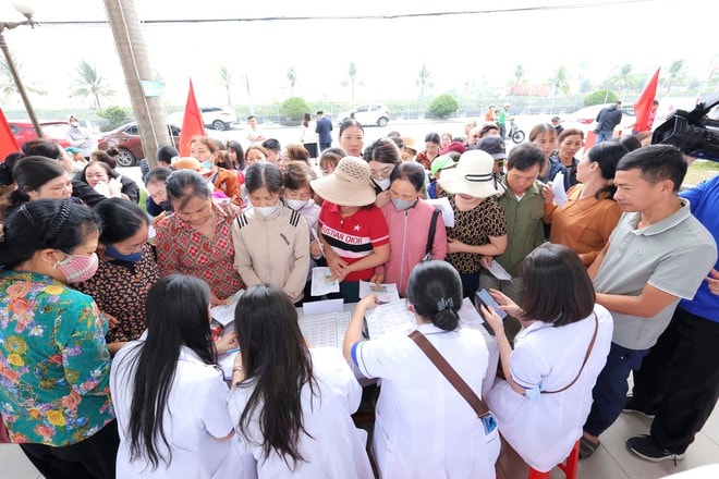 Khám bệnh, tặng quà miễn phí 'Vì một Việt Nam khoẻ mạnh hơn' cho 500 người dân Vĩnh Bảo - Hải Phòng- Ảnh 4. Khám bệnh, tặng quà miễn phí 'Vì một Việt Nam khoẻ mạnh hơn' cho 500 người dân Vĩnh Bảo - Hải Phòng- Ảnh 4.