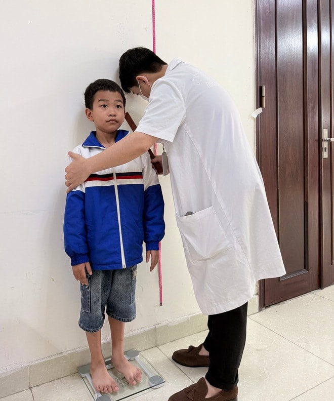 Khám bệnh, tặng quà miễn phí 'Vì một Việt Nam khoẻ mạnh hơn' cho 500 người dân Vĩnh Bảo - Hải Phòng- Ảnh 3. Khám bệnh, tặng quà miễn phí 'Vì một Việt Nam khoẻ mạnh hơn' cho 500 người dân Vĩnh Bảo - Hải Phòng- Ảnh 3.