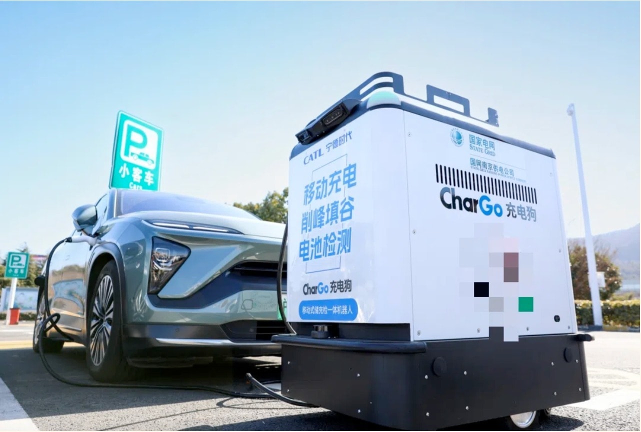 Robot sạc CharGo đang hoạt động tại khu dịch vụ đường cao tốc. (Ảnh: CATL)