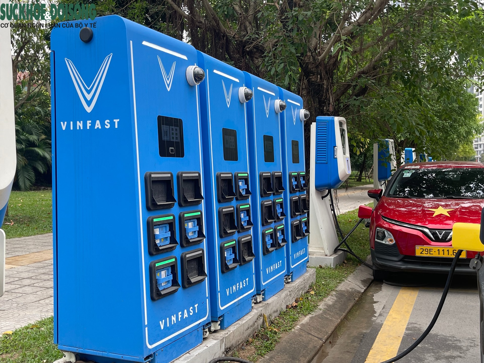 Theo chân người dùng đổi pin xe máy điện tại Hà Nội- Ảnh 1.