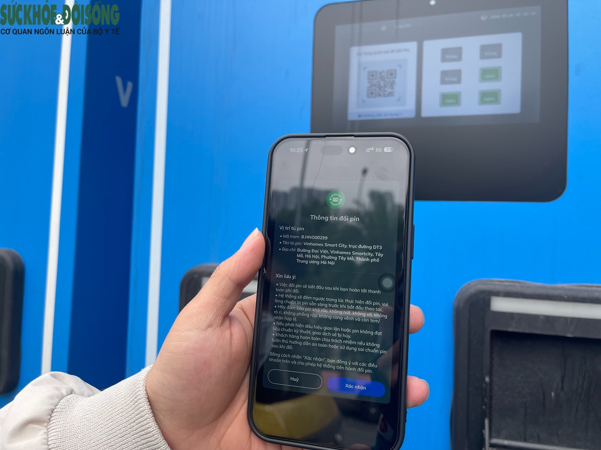 Theo chân người dùng đổi pin xe máy điện tại Hà Nội- Ảnh 2.