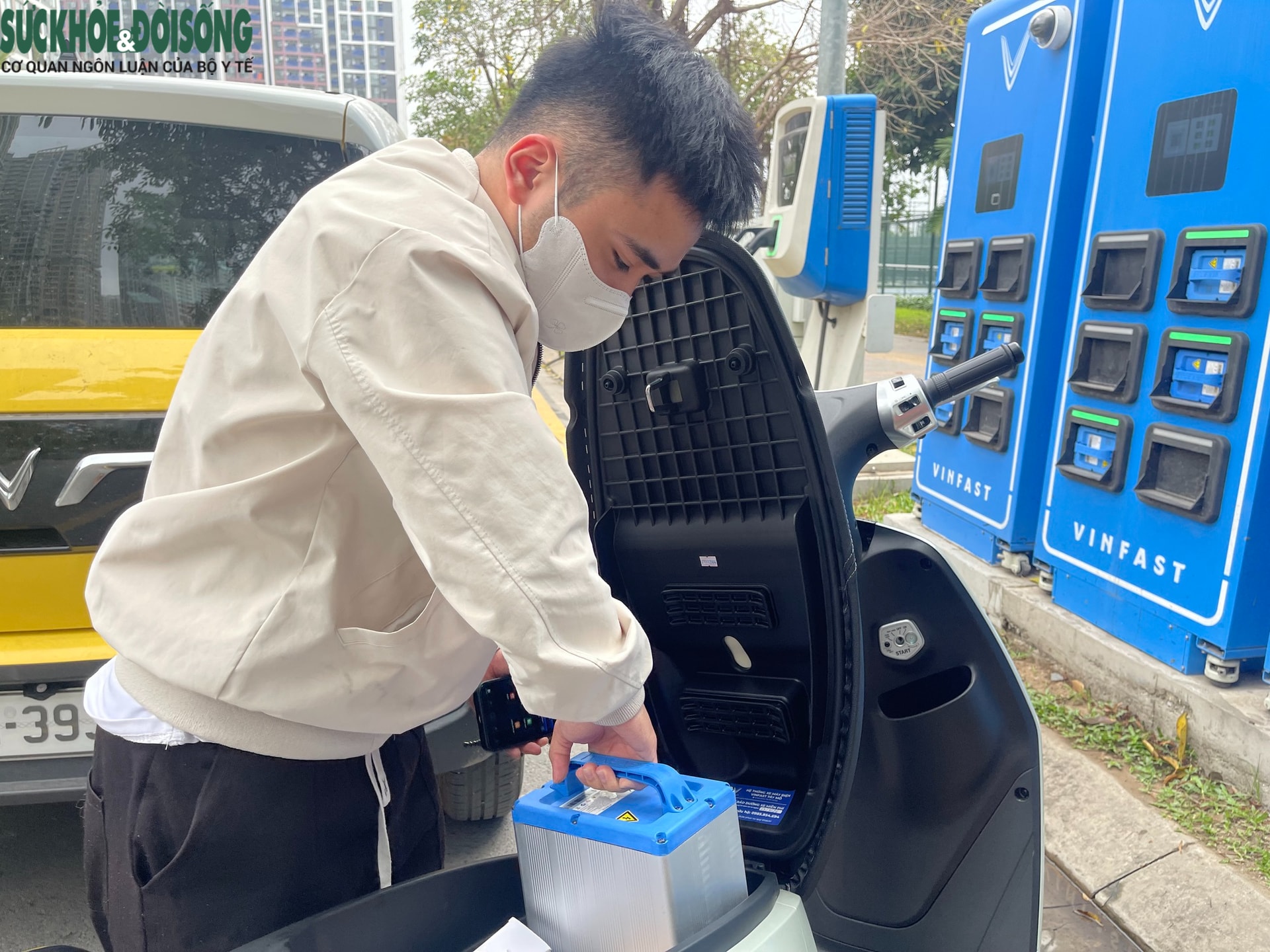 Theo chân người dùng đổi pin xe máy điện tại Hà Nội- Ảnh 5.