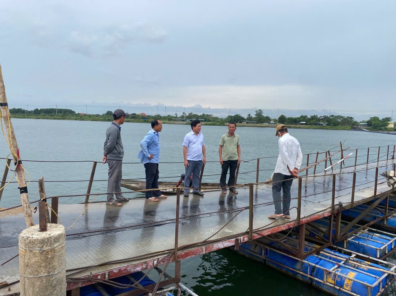 Chưa thống nhất cầu hay bè, cầu phao vẫn tạm dừng hoạt động- Ảnh 1.