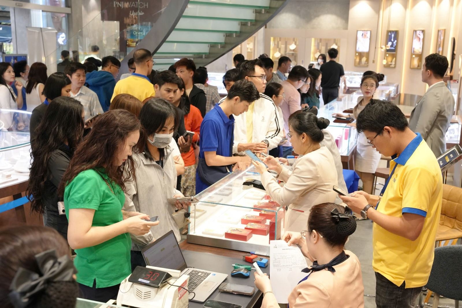 Vàng đảo chiều tăng gần 2 triệu đồng/lượng sau 2 giờ mở cửa- Ảnh 1.