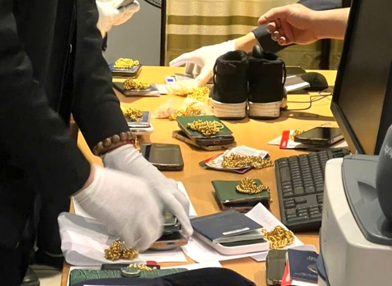 Phát hiện gần 7kg vàng vận chuyển trái phép từ nước ngoài qua sân bay Cát Bi- Ảnh 1.