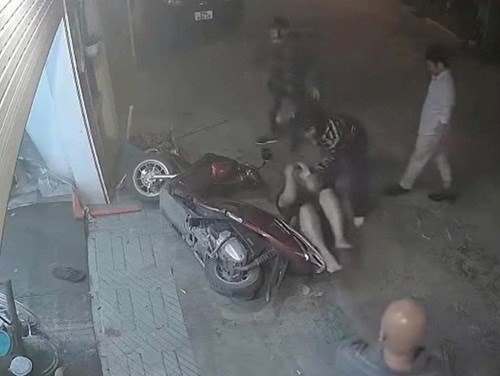 Xông vào nhà kéo nạn nhân ra đường hành hung, bắt khẩn cấp 1 đối tượng- Ảnh 1.