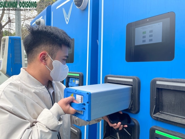 Theo chân người dùng đổi pin xe máy điện tại Hà Nội- Ảnh 3.