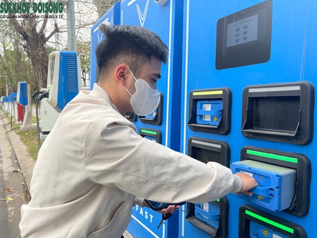 Theo chân người dùng đổi pin xe máy điện tại Hà Nội- Ảnh 4.