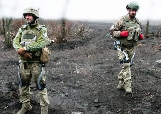 Ukraine thử 'khung xương ngoài' giúp binh sĩ vác tới 1,2 tấn đạn mỗi ngày- Ảnh 1.