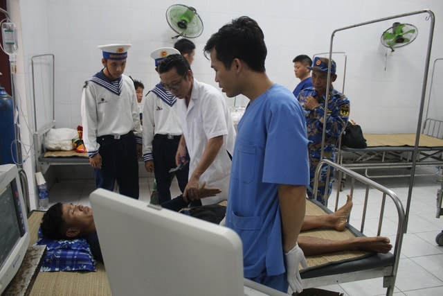 Quân y đảo Song Tử Tây cứu chữa ngư dân bị chấn thương ngực- Ảnh 2. Quân y đảo Song Tử Tây cứu chữa ngư dân bị chấn thương ngực- Ảnh 2.