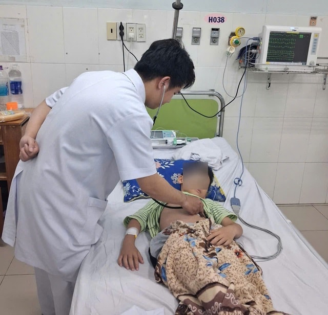 Cứu sống ngoạn mục cháu bé ở Khánh Hòa bị viêm cơ tim tối cấp- Ảnh 1. Cứu sống ngoạn mục cháu bé ở Khánh Hòa bị viêm cơ tim tối cấp- Ảnh 1.