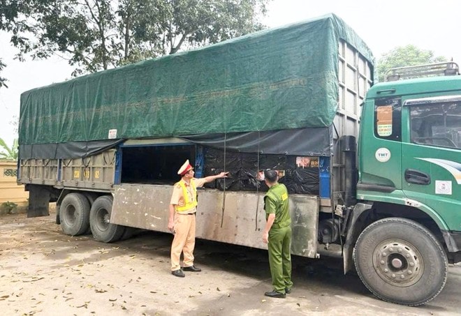 Chặn đứng hơn 5 tấn lạp xưởng không rõ nguồn gốc đang trên đường về Hà Nội- Ảnh 2.