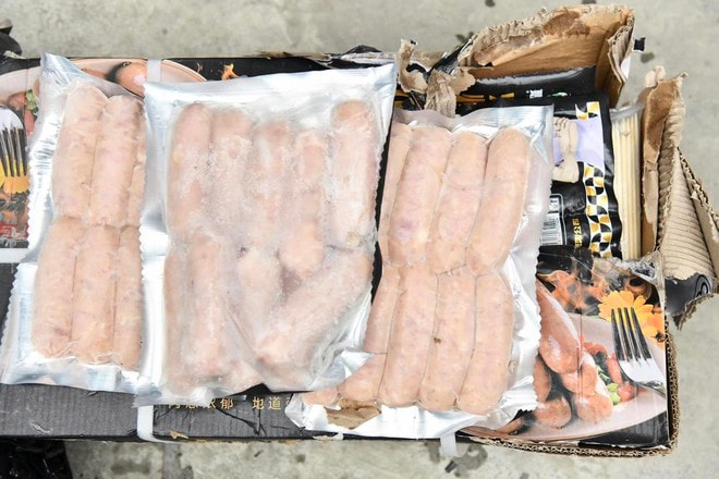 Chặn đứng hơn 5 tấn lạp xưởng không rõ nguồn gốc đang trên đường về Hà Nội- Ảnh 1.