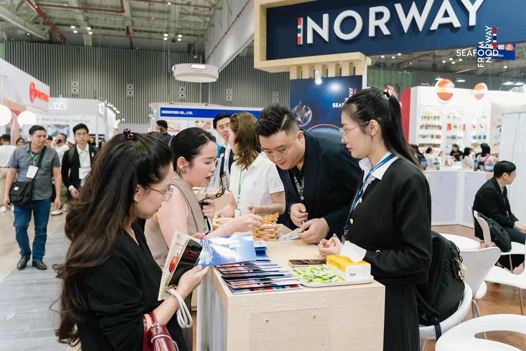 .Trao đổi trực tiếp với nhà xuất khẩu hải sản Mowi tại gian hàng của NSC tại Food & Hospitality Vietnam Expo 2026