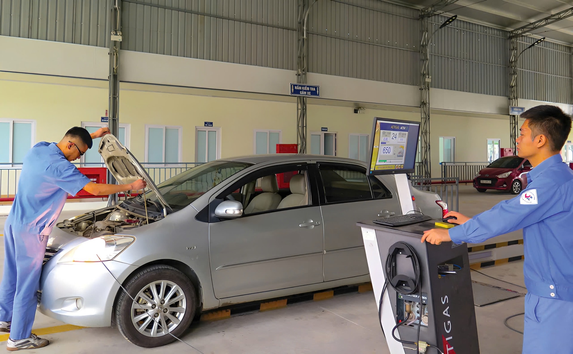 Kiểm định viên thực hiện quy trình kiểm tra, đánh giá phương tiện.