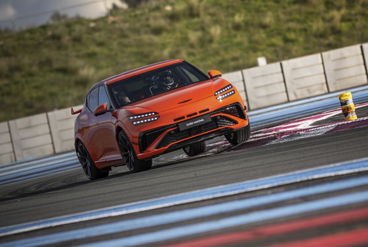 Xe có 5 chế độ lái linh hoạt. (Ảnh: Arenaev)