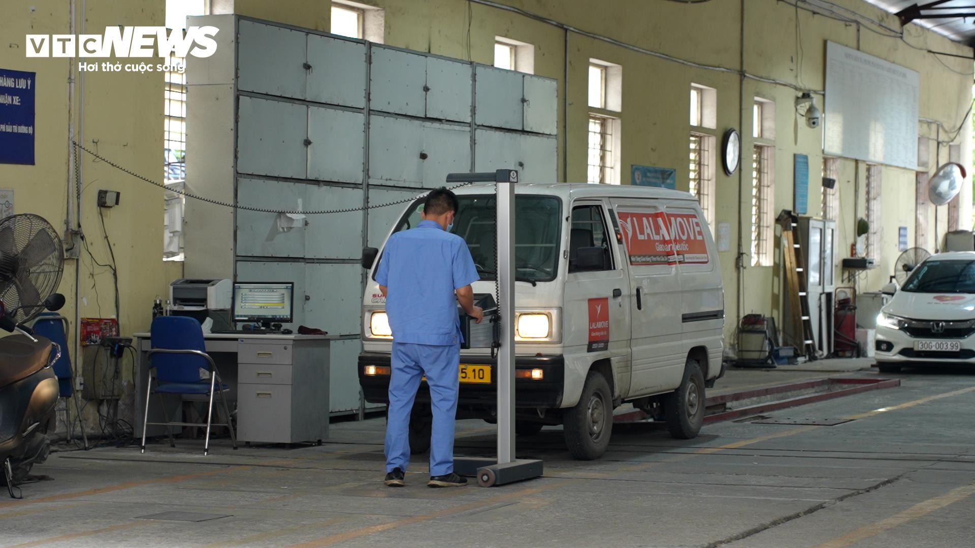 Xe thực hiện kiểm tra tại Trung tâm đăng kiểm xe cơ giới 2903V, Hà Nội.
