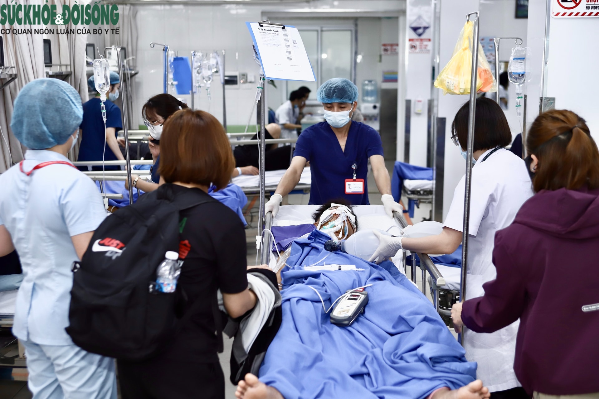 Sau cánh cửa cấp cứu (1): Chạy đua với thời gian để cứu người- Ảnh 1.