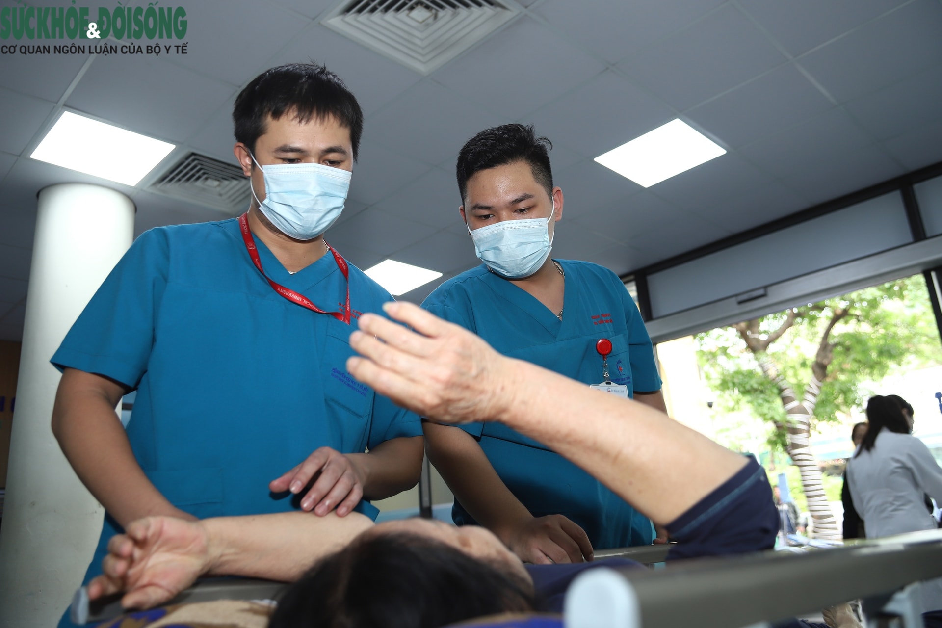 Sau cánh cửa cấp cứu (1): Chạy đua với thời gian để cứu người- Ảnh 8.