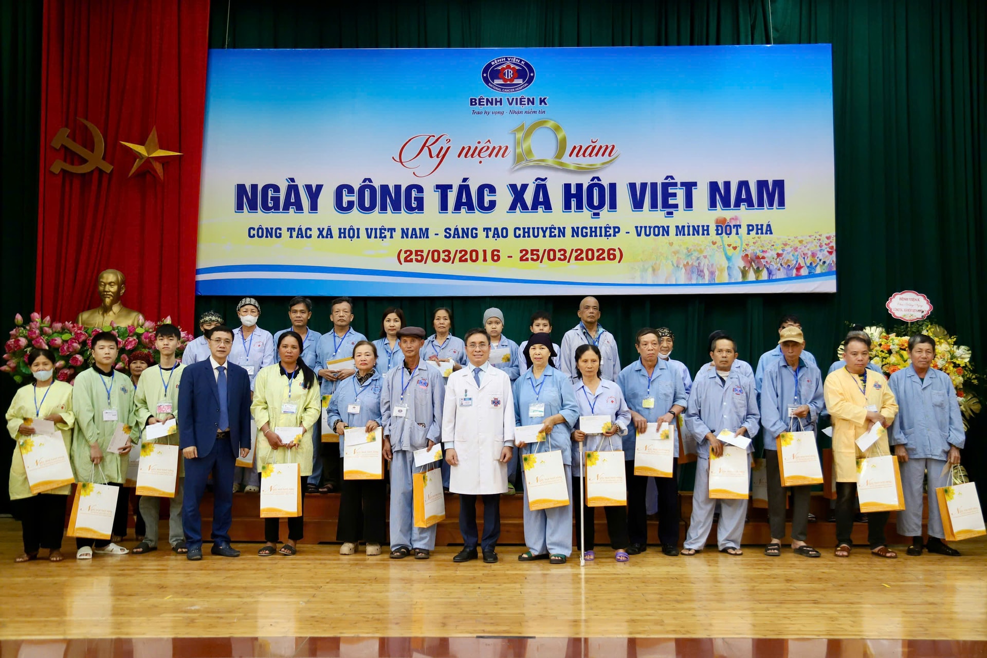 Nghề công tác xã hội - nhịp cầu kết nối tấm lòng sẻ chia dành cho người bệnh ung thư- Ảnh 1. Nghề công tác xã hội - nhịp cầu kết nối tấm lòng sẻ chia dành cho người bệnh ung thư- Ảnh 1.