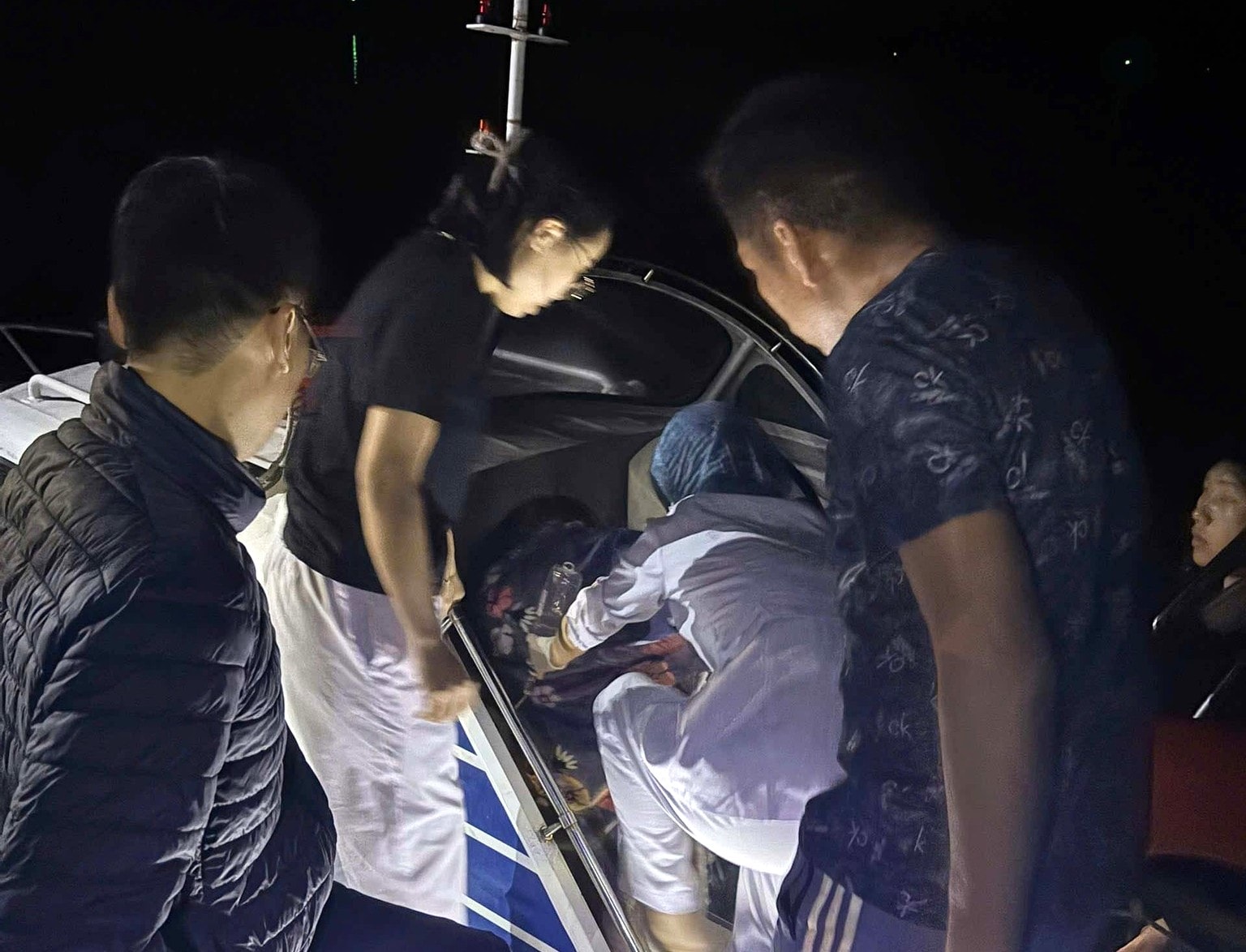 Bác sĩ vượt biển trong đêm, giành sự sống cho mẹ con sản phụ- Ảnh 2. Bác sĩ vượt biển trong đêm, giành sự sống cho mẹ con sản phụ- Ảnh 2.