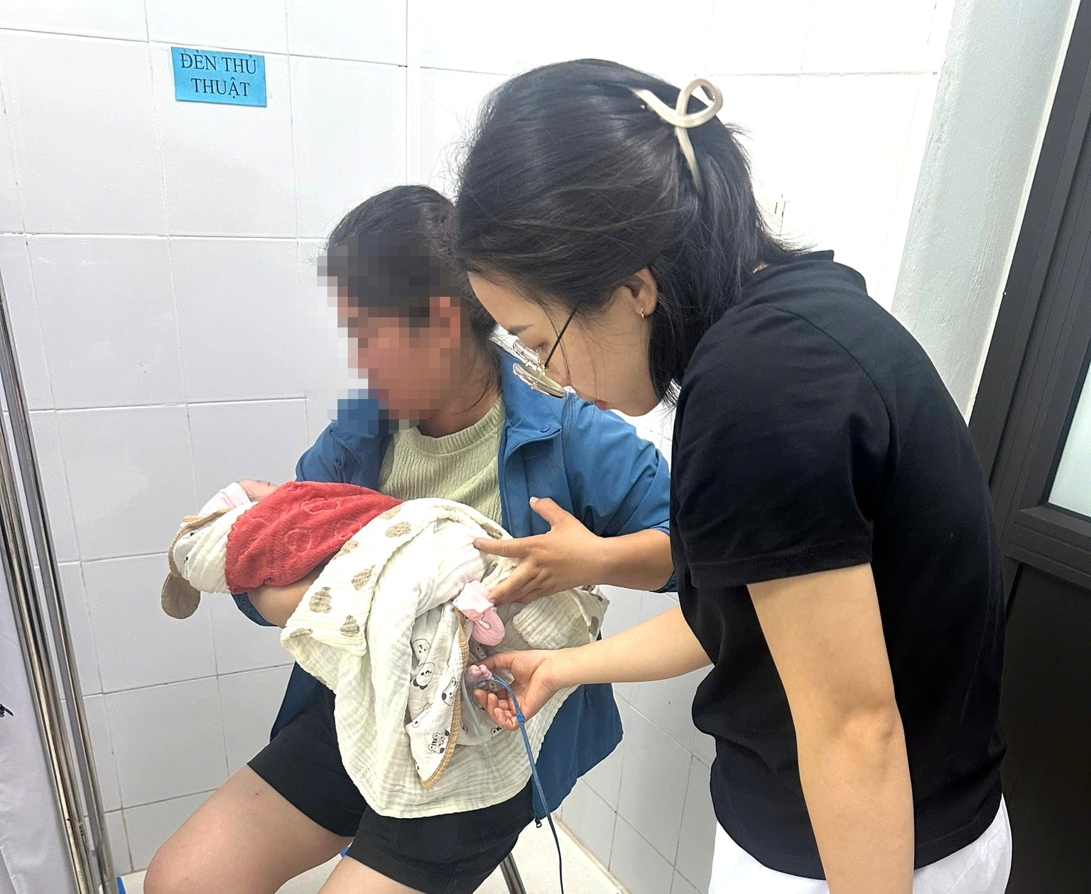 Bác sĩ vượt biển trong đêm, giành sự sống cho mẹ con sản phụ- Ảnh 3. Bác sĩ vượt biển trong đêm, giành sự sống cho mẹ con sản phụ- Ảnh 3.