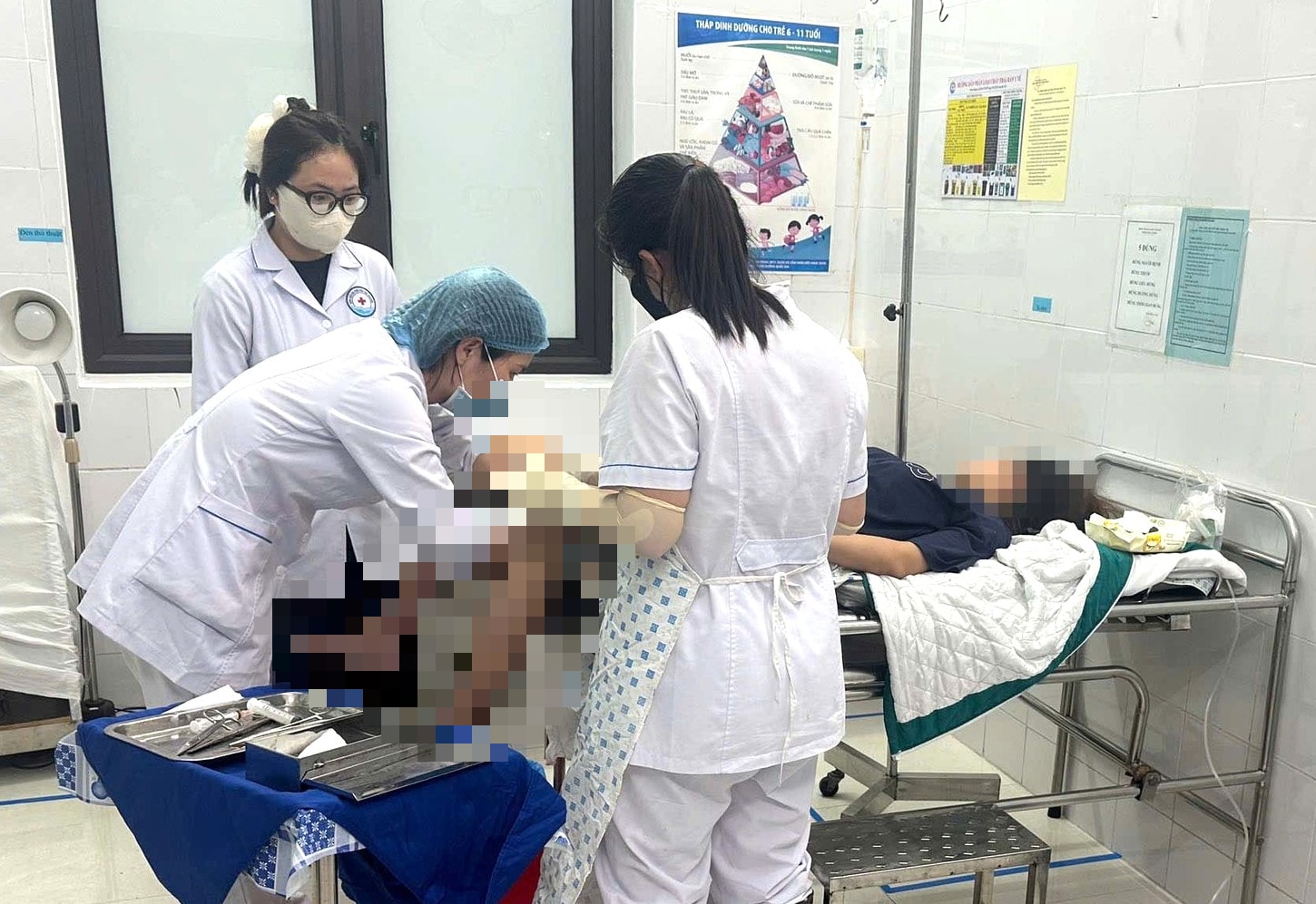 Bác sĩ vượt biển trong đêm, giành sự sống cho mẹ con sản phụ- Ảnh 1. Bác sĩ vượt biển trong đêm, giành sự sống cho mẹ con sản phụ- Ảnh 1.