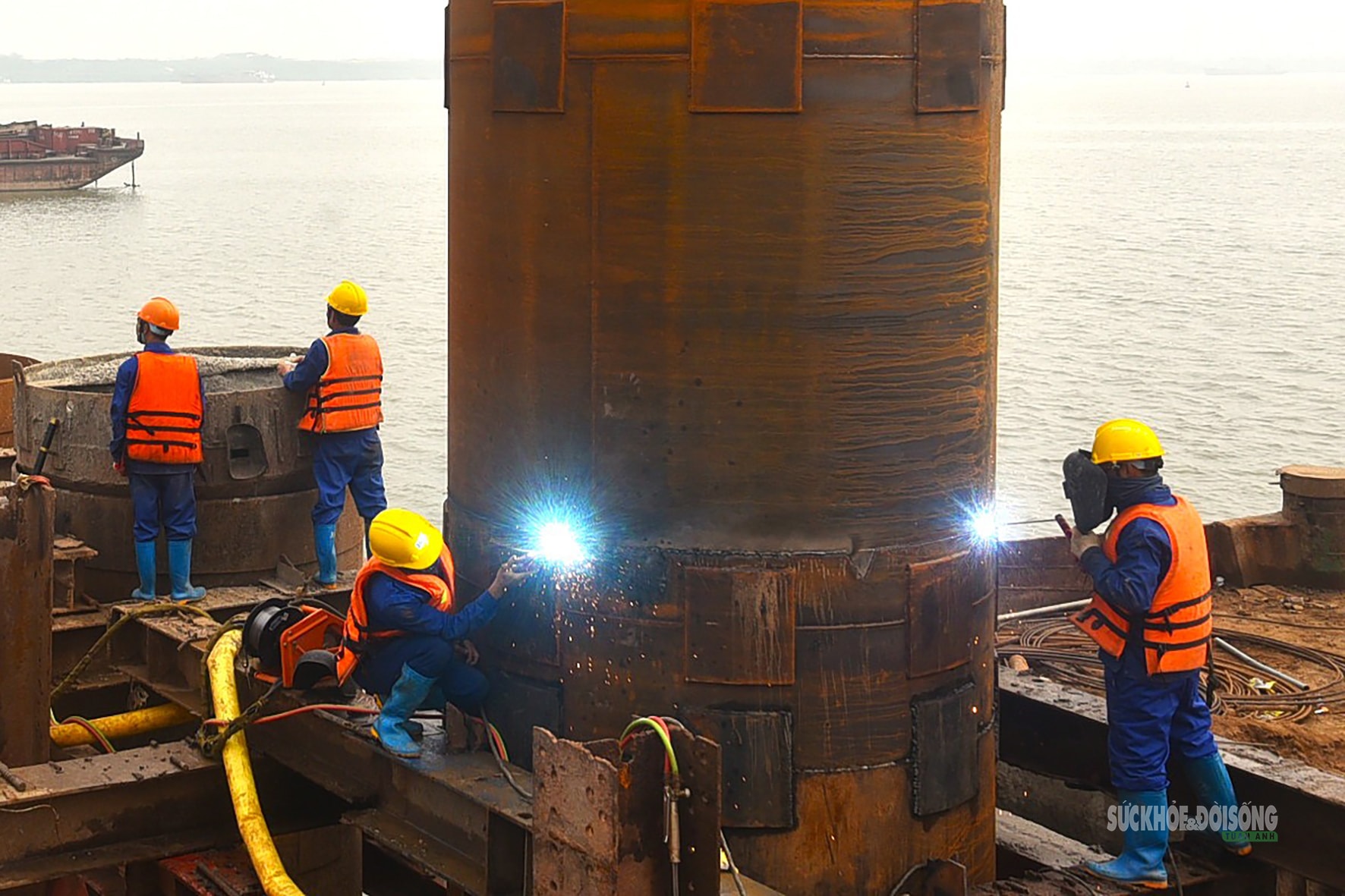 Đại công trường cầu Hồng Hà bứt tốc giữa sông Hồng- Ảnh 3.