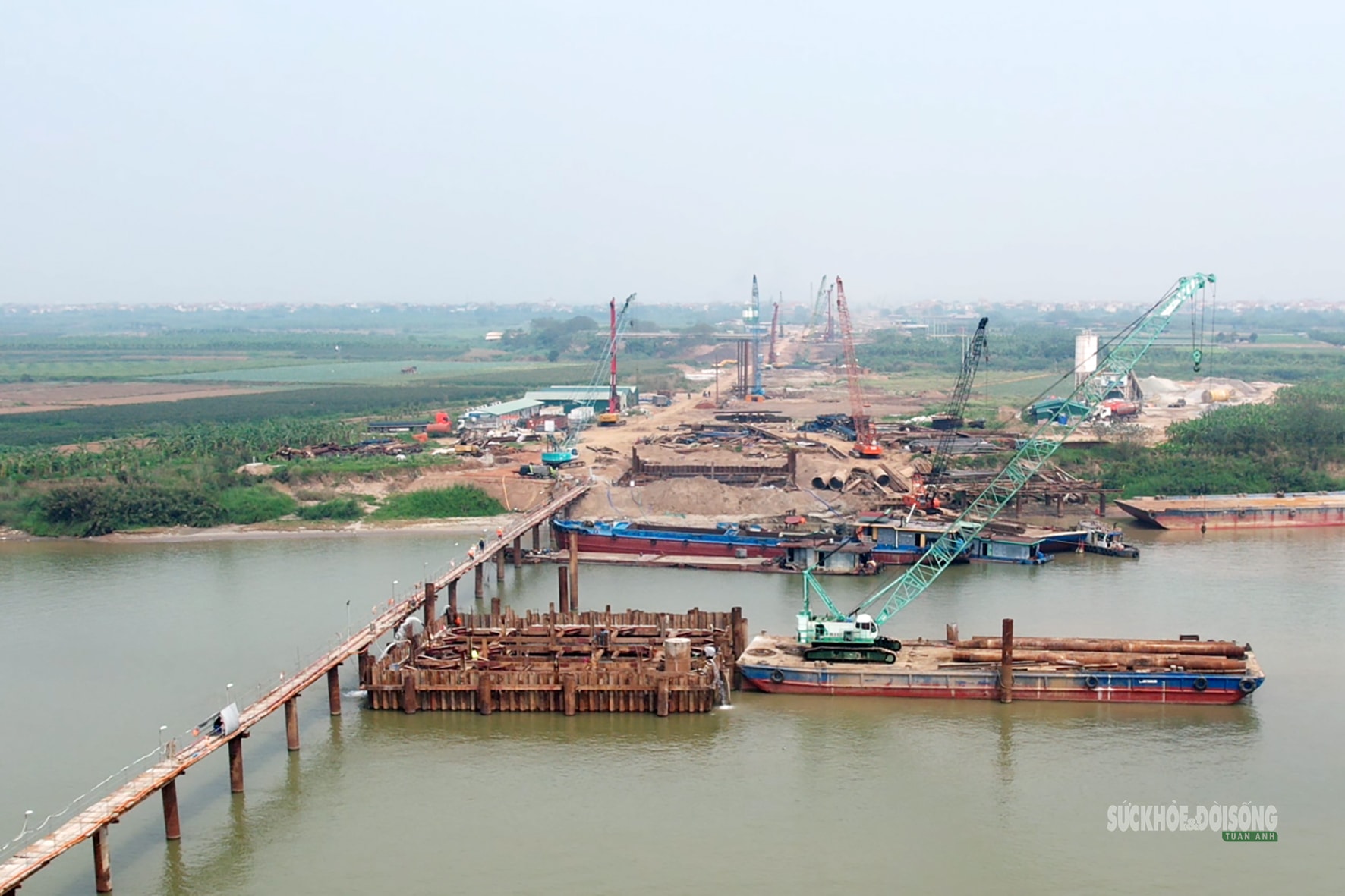Đại công trường cầu Hồng Hà bứt tốc giữa sông Hồng- Ảnh 4.
