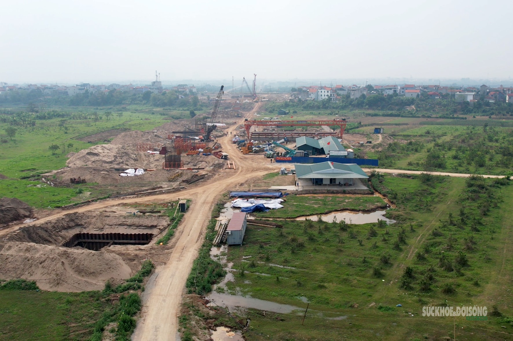 Đại công trường cầu Hồng Hà bứt tốc giữa sông Hồng- Ảnh 1.