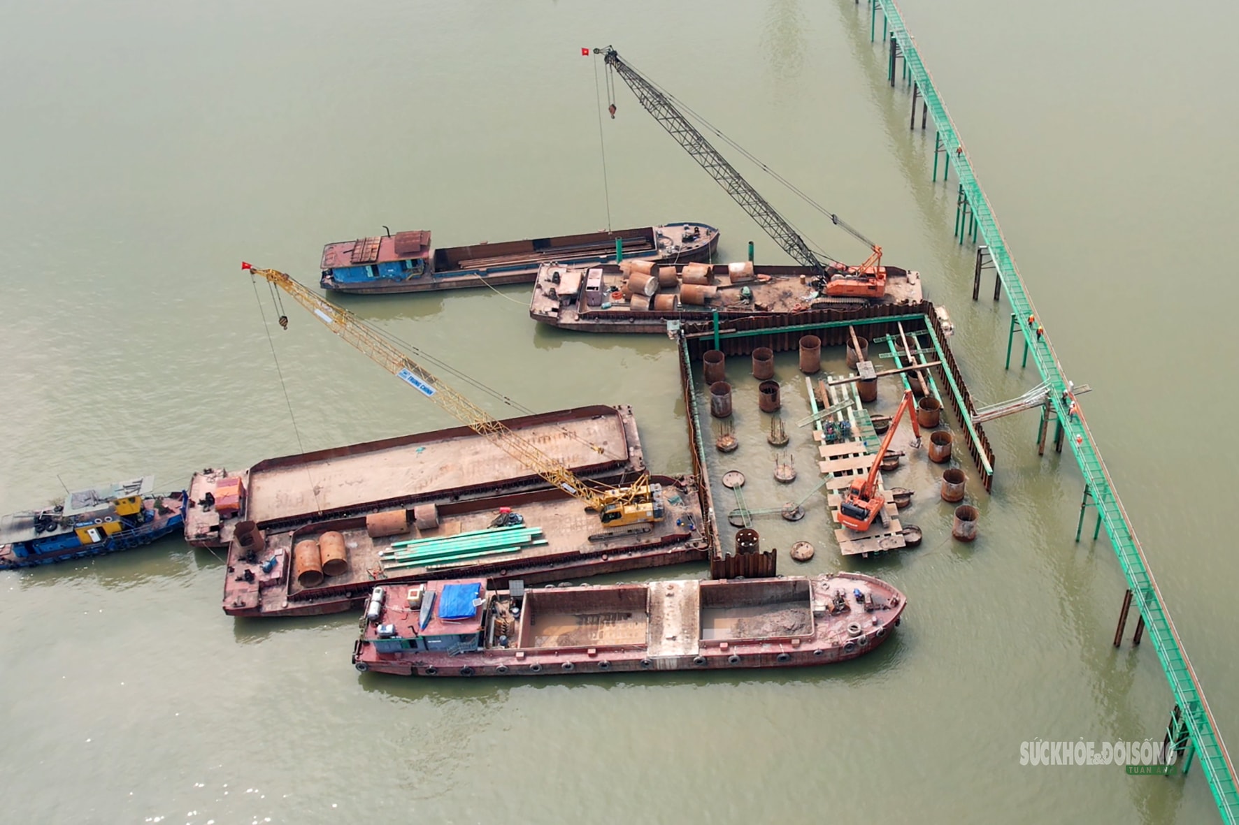 Đại công trường cầu Hồng Hà bứt tốc giữa sông Hồng- Ảnh 7.