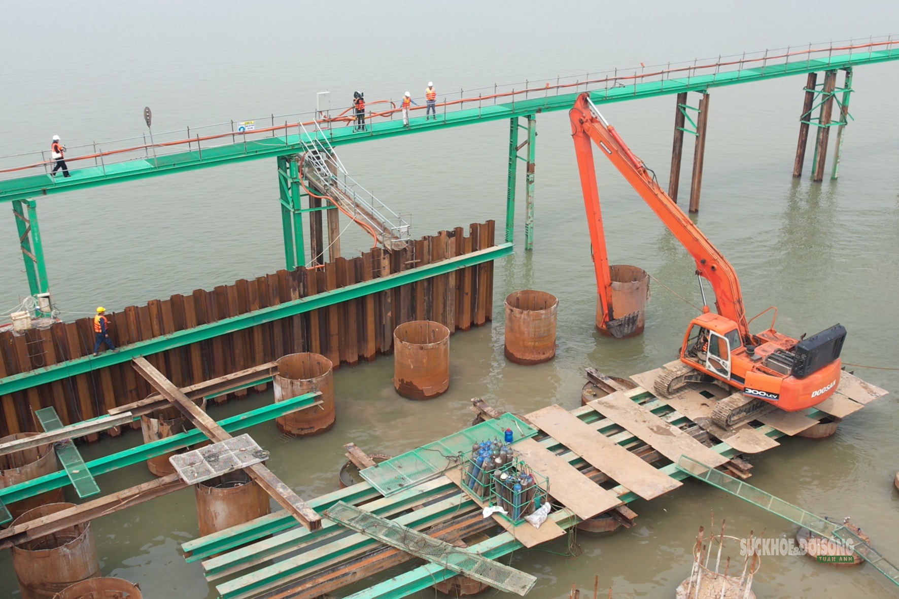 Đại công trường cầu Hồng Hà bứt tốc giữa sông Hồng- Ảnh 9.