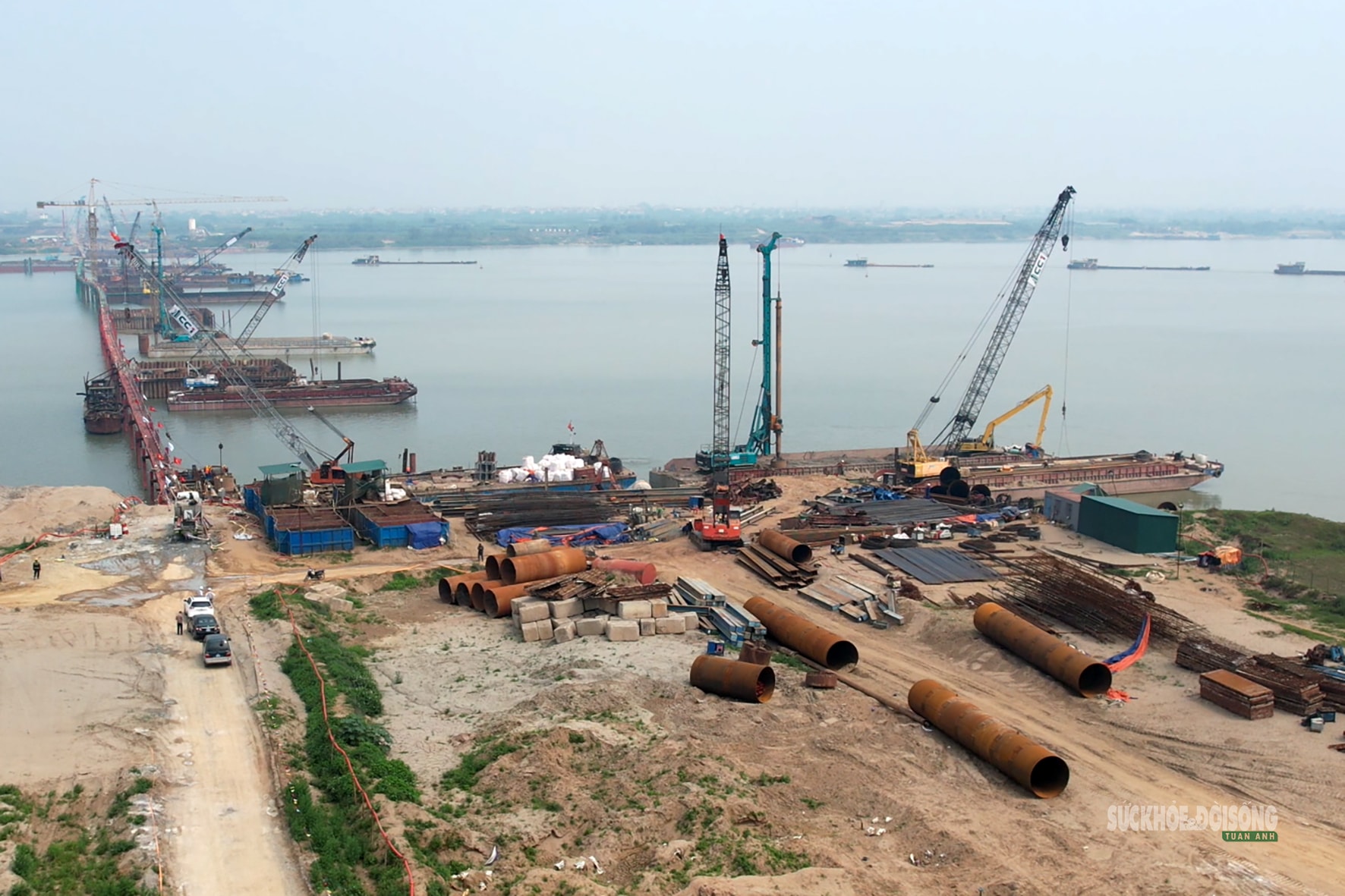 Đại công trường cầu Hồng Hà bứt tốc giữa sông Hồng- Ảnh 5.