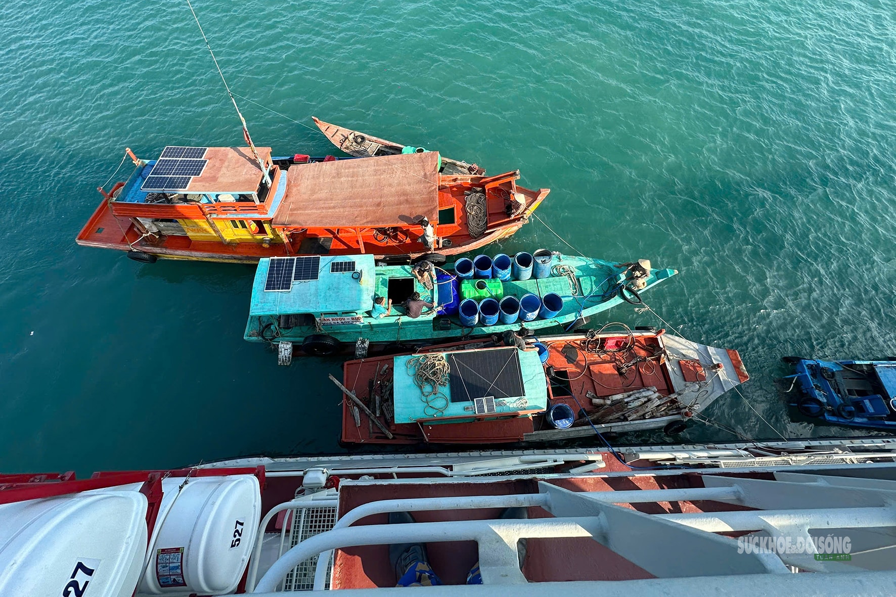 Hơn 40.000 lít nước ngọt đến với đảo Hòn Chuối giữa nắng hạn- Ảnh 1.