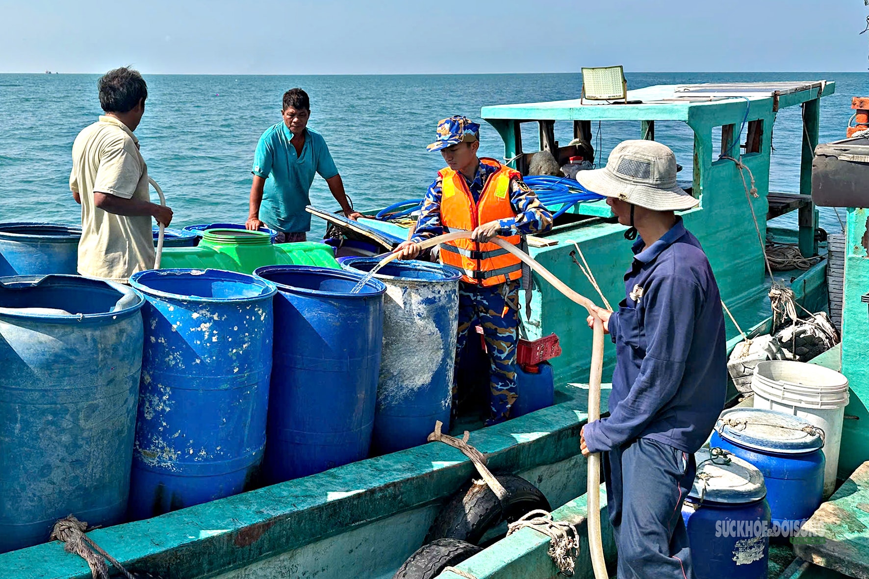 Hơn 40.000 lít nước ngọt đến với đảo Hòn Chuối giữa nắng hạn- Ảnh 2.