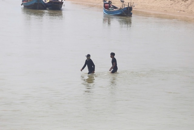 Cửa sông Dinh bồi lấp, tàu cá tiến thoái lưỡng nan- Ảnh 2.