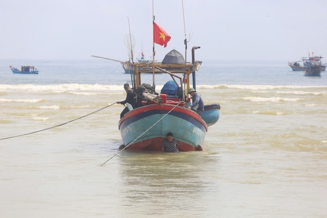 Cửa sông Dinh bồi lấp, tàu cá tiến thoái lưỡng nan- Ảnh 4.